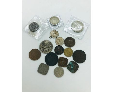 Quantity of Indian colonial coins, some silver including 1942 rupee and 1945 half rupee coins 