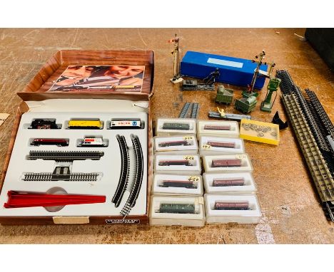 Marklin mini club railway set, ten mini club carriages and wagons along with a selection of model railway accessories 