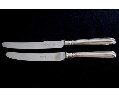 Nine silver handled table knives (25cm) and nine dessert .knives (22.3cm)  Hallmarked 1975 Yates Brothers.