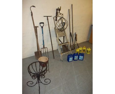 A COLLECTION OF GARDEN TOOLS TO INCLUDE ALUMINIU,M STEP LADDERS, LANTERNS AND PLANTER STANDS