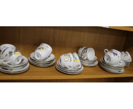 A COLLECTION OF ROYAL WORCESTER 'EVESHAM' TEA &amp; DINNERWARE