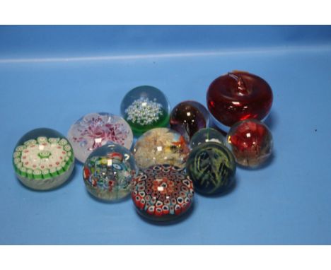 A QUANTITY OF GLASS PAPERWEIGHTS TO INCLUDE CAITHNESS, MDINA ETC.