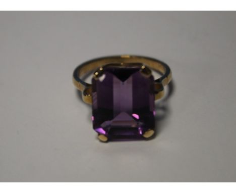 A 9 CT GOLD DRESS RING SET WITH LARGE PURPLE STONE, size T ½