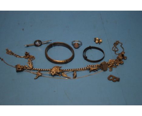 A QUANTITY OF SILVER AND WHITE METAL JEWELLERY TO INCLUDE A CHARM BRACELET