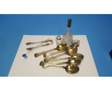 A SILVER TOPPED SCENT BOTTLE (NO STOPPER), A SILVER TOPPED GLUE POT A/F AND A SMALL QUANTITY OF SUNDRIES