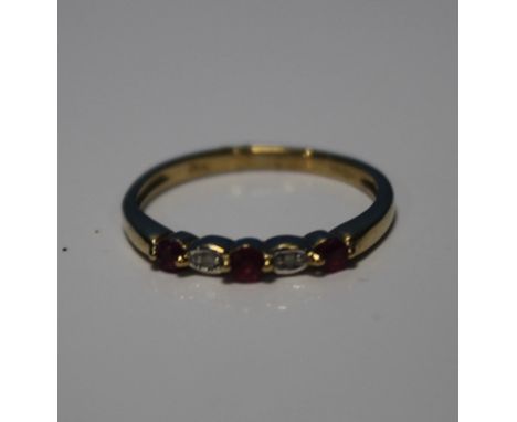 A 9 CT YELLOW GOLD FIVE STONE RUBY AND DIAMOND RING