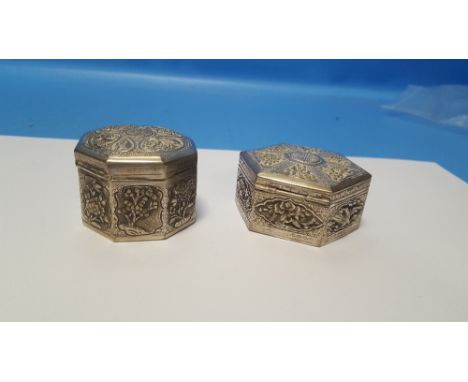 TWO CHINESE EXPORT WHITE METAL SNUFF/TRINKET BOXES, BOTH WITH TYPICAL EMBOSSED DECORATION, THE LARGER APPROX. 6 CM