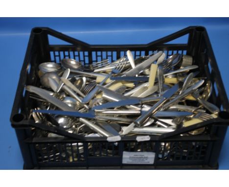 A TRAY OF ASSORTED FLATWARE TO INCLUDE SOME HALLMARKED SILVER WITH MATCHING PLATED WARE