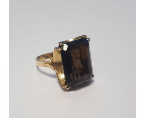 A 9 CT GOLD DRESS RING WITH BROWN STONE, size S