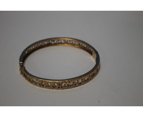 A VINTAGE LADIES 9 CT GOLD HINGE BANGLE WITH BARK EFFECT FINISH, W 19.55 g