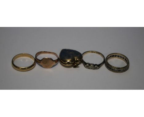 FOUR 9 CT GOLD RINGS TO INCLUDE A SIGNET RING AND A WEDDING BAND, AND A 9 CT GOLD HEART SHAPED LOCKET, COMBINED WEIGHT 10.23 