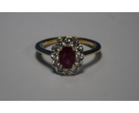 18 CT YELLOW GOLD OVAL CUT RUBY AND RBC DIAMOND CLUSTER RING, RUBY 0.80 CT, DIAMONDS 0.40 CT, SIZE N