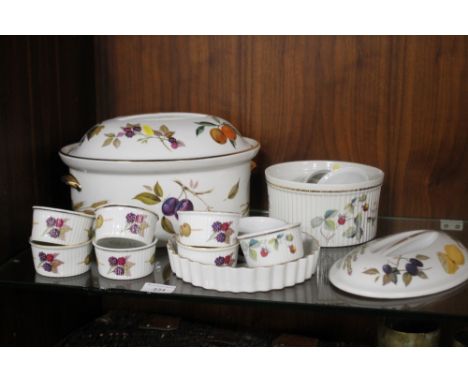 A COLLECTION OF ROYAL WORCESTER 'EVESHAM' AND OTHER CERAMICS