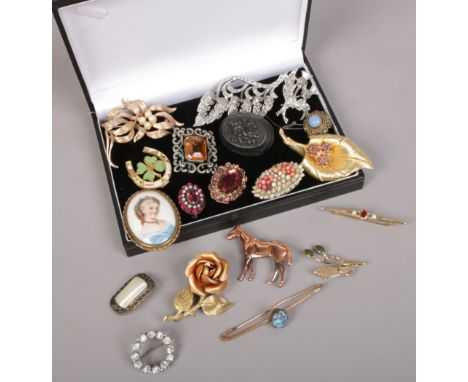 A quantity of vintage costume jewellery brooches including equestrian, marcasite and portrait brooch etc. 