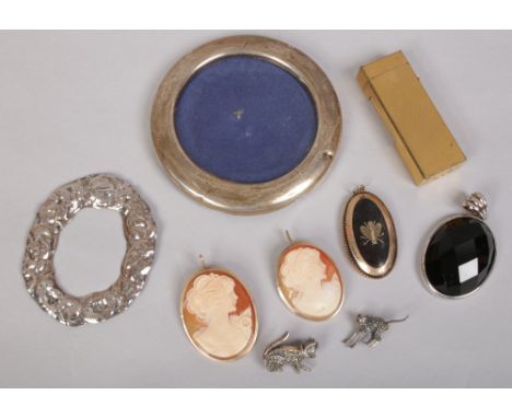 A small collection of jewellery including two 9ct gold mounted shell cameo brooches, tortoise shell brooch, silver mounted on