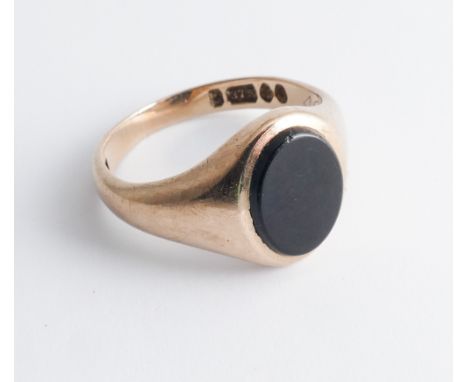 9ct gold signet ring set with an oval onyx panel, ring size K, gross weight 4.1 g