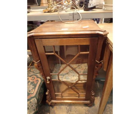 Mahogany cabinet with glazed front and single shelf H: 85 cm 