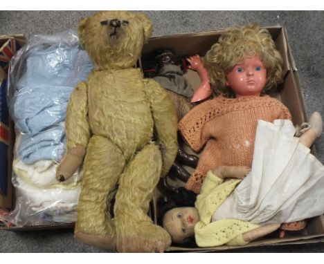 A SMALL TRAY OF VINTAGE DOLLS AND A VINTAGE TEDDY BEAR PLUS A SMALL QUANTITY OF VINTAGE CHILDRENS CLOTHES