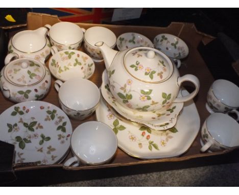 A TRAY OF WEDGWOOD WILD STRAWBERRY PATTERN CHINA TO INCLUDE A TEAPOT, CUPS AND SAUCERS ETC. 