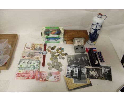 A SMALL TRAY OF COLLECTABLES TO INCLUDE COINS, MEDALS, CIGAR BOXES, CORGI BOXED BUGATTI TYPE 35 CAR ETC.