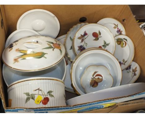 A BOX OF ROYAL WORCESTER EVESHAM DINNERWARE 