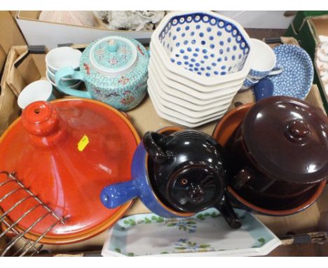 A TRAY OF CERAMICS TO INCLUDE AN ORIENTAL TEAPOT, STONEWARE ETC. 