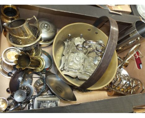 A TRAY OF METALWARE TO INCLUDE A FOUR BOTTLE CRUET SET, VINTAGE BRASS JAM PAN ETC.