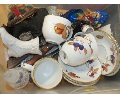 A BOX OF CERAMICS AND GLASSWARE TO INCLUDE ROYAL WORCESTER, ROYAL DOULTON, CAITHNESS ETC 