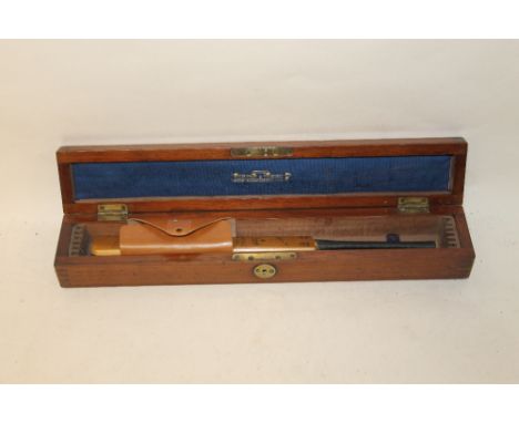 A VINTAGE MINIATURE AUSTRALIA 1948 NOVELTY 'SIGNATURES' CRICKET BAT IN A VINTAGE OAK BOX
