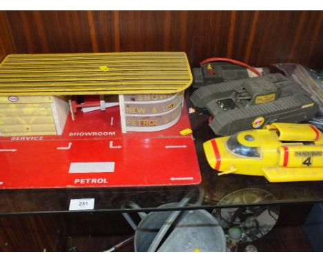 A VINTAGE CHILDS ESSO PLAY GARAGE TOGETHER WITH A DEMON DRAGON TANK AND A THUNDERBIRD 4 FIGURE (A/F - ALL PLAYWORN)