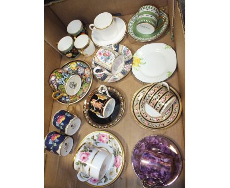 A TRAY OF ASSORTED CHINA CUPS AND SAUCERS TO INCLUDE WEDGWOOD ETRUSCAN DANCE, MASONS, SPODE, ROYAL WORCESTER ETC.  