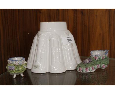 A VINTAGE SHELLEY JELLY MOULD