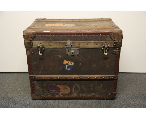 A vintage style cabin trunk, 61 x 41 x 51cm.