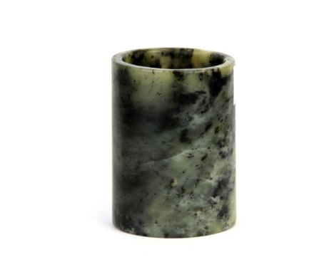 A fine Chinese spinach jade/ hardstone brush pot, H. 9.5cm.