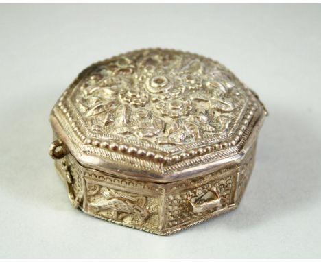 AN ISLAMIC WHITE METAL OCTAGONAL QUR'AN AMULET BOX, possibly silver, 5.5cm diameter.