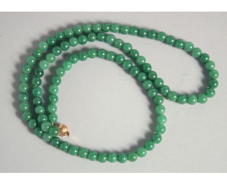 A CHINESE JADE BEADED NECKLACE, with yellow metal clasp (stamped).