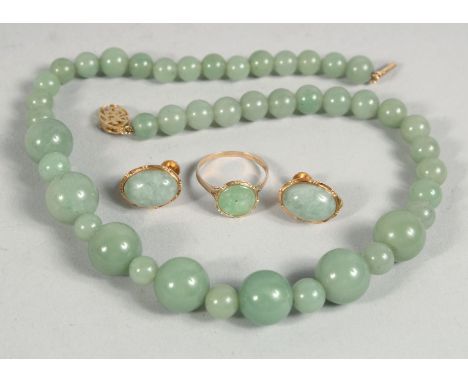 A 14CT GOLD AND JADE RING AND EARRINGS, together with a graduated jade bead necklace, (4 pieces).