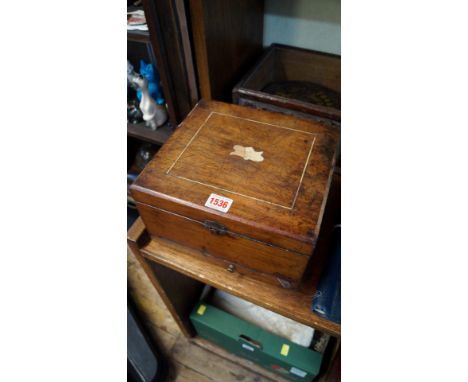 A walnut cased polyphon, serial no: 123158, 26cm wide; together with twenty-one 8⅛ inch discs, the discs in a carved oak box 