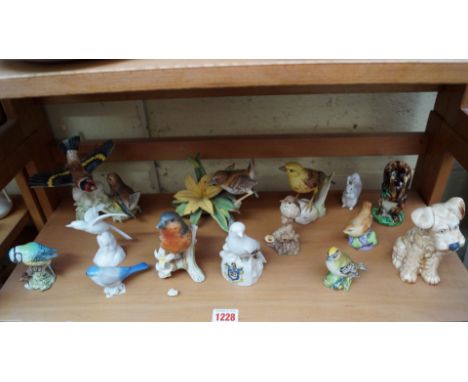 A small quantity of ceramic birds, to include examples by Beswick; Goebel; Royal Worcester; and Crown Staffordshire. 