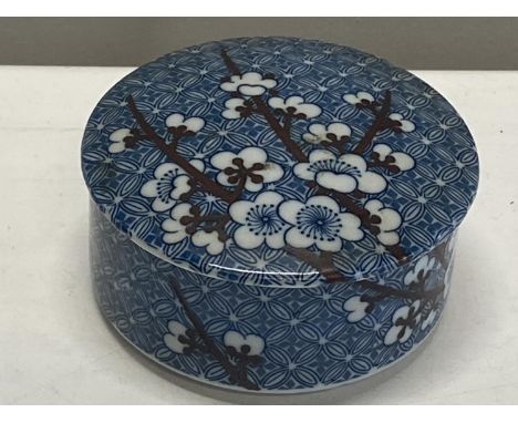 A Chinese small circular porcelain trinket pot 