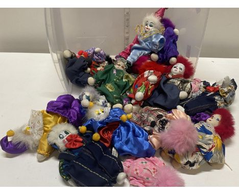 A job lot of small ceramic dolls/clowns 