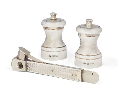 A pair of Elizabeth II silver pepper mills. S. J. Phillips, London, 1991. Both with engraved 'P' to finials, 7.5cm high, toge