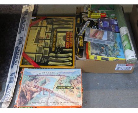 JOB LOT INCLUDING GRAHAM FARISH N GAUGE ENGINES, WAGONS AND VARIOUS ACCESSORIES 