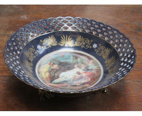 CONTINENTAL STYLE PIERCEWORK DECORATED CERAMIC DISH ON RAISED SUPPORTS WITH CLASSICAL SCENE, DIAMETER APPROXIMATELY 30cm 