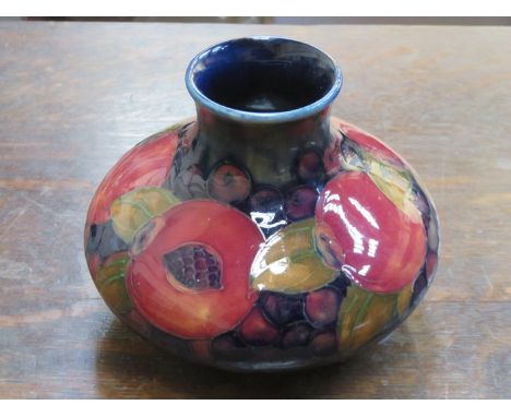 MOORCROFT TUBE LINED POMEGRANATE PATTERN CERAMIC VASE, INITIALLED WM TO BASE, APPROXIMATELY 12cm HIGH 