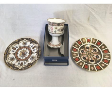 AYNSLEY THE HERALDIC ROYAL CROWN DERBY PLATE &amp; A BOXED ROYAL WORCESTER CHALICE