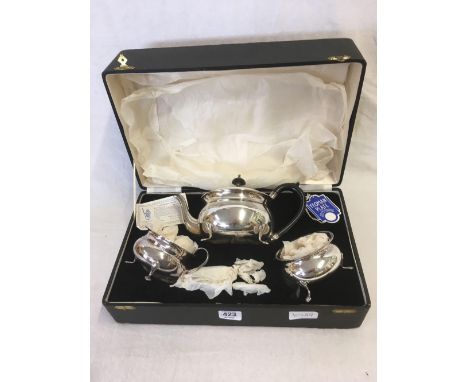 BOXED YEOMAN PLATE, TEA POT, MILK JUG &amp; SUGAR BASIN