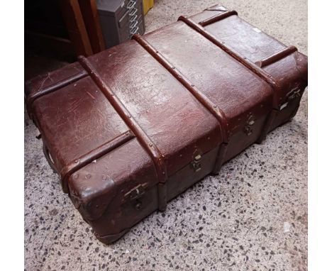 VINTAGE TRAVEL TRUNK WITH BRASS LATCHES, ONE LATCH DAMAGED