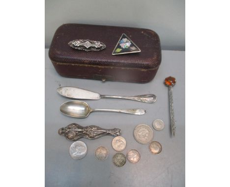 A mixed lot to include mixed silver, two brooches, sterling silver stick kiln pin inset with a citrine and mixed coinsLocatio