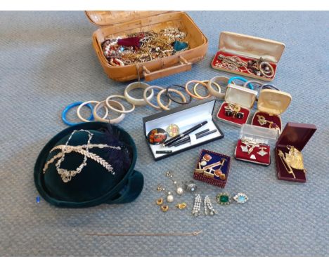 A mixed lot comprising cased Gallipoli ball point pen, a vintage Brunschwig ladies green felt hat, vintage cufflinks and mixe